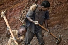 Neno traballando en mina de coltán no Congo